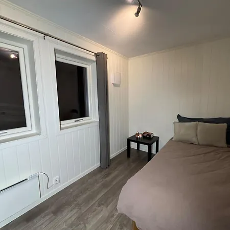 Moderne Med 2 Soverom For Jobb Og Ferie